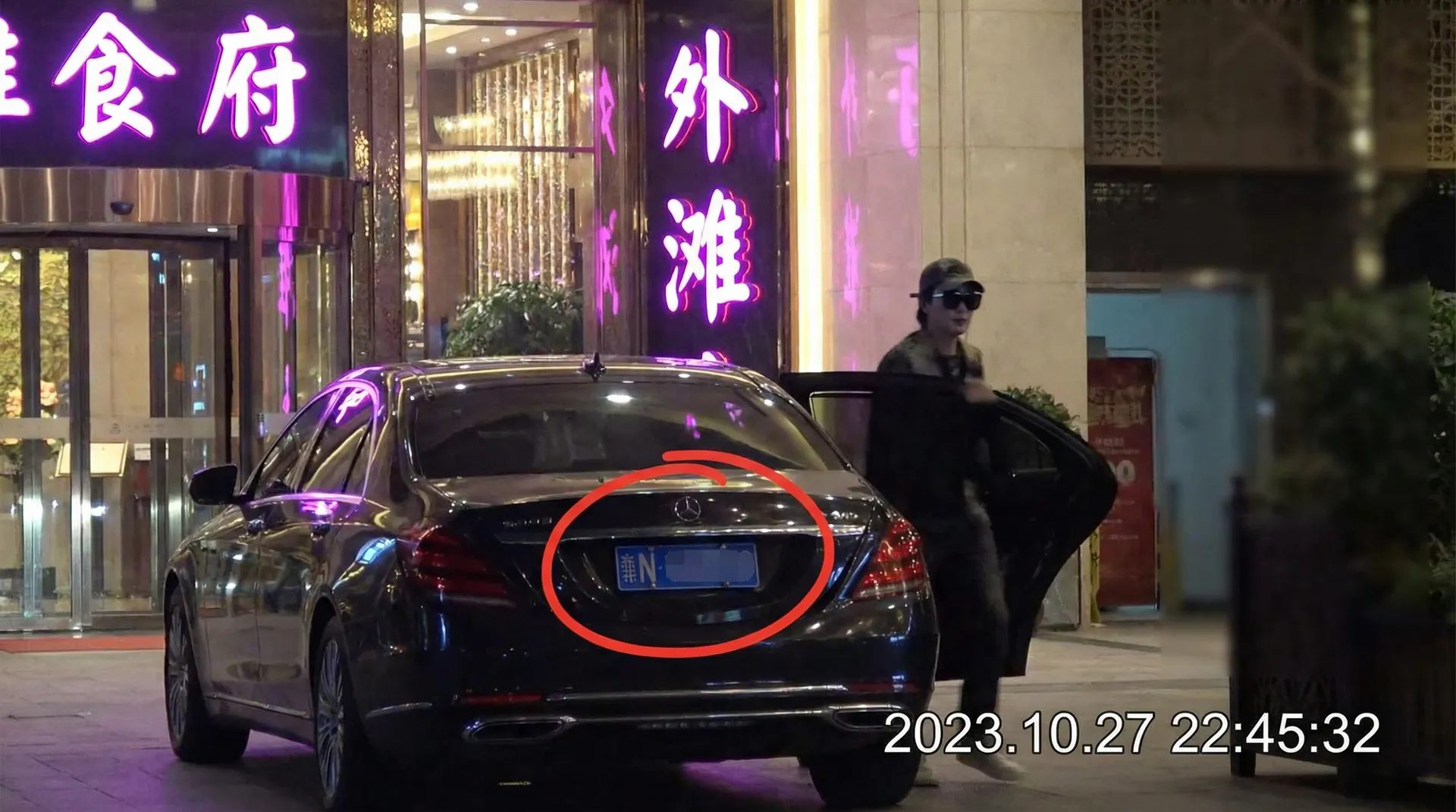 【人妻】人妻官方网站 - 高清无码人妻影院聚集地 - 某明星深夜现身高档餐厅被拍